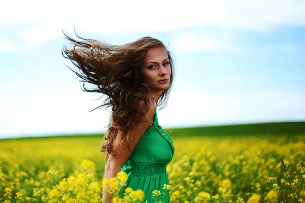Kvinna på oljeväxter fältet — Stockfoto