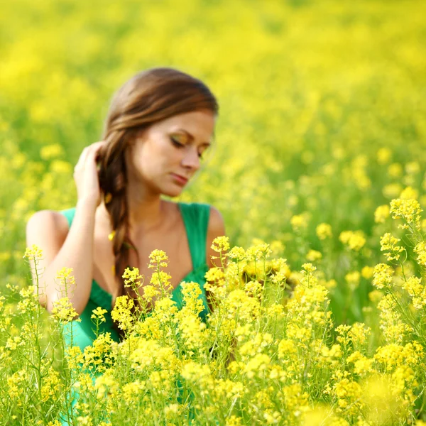 Vrouw op oliehoudende zaden veld — Stockfoto