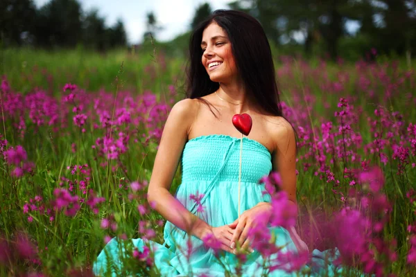 Vrouw op bloemenveld — Stockfoto