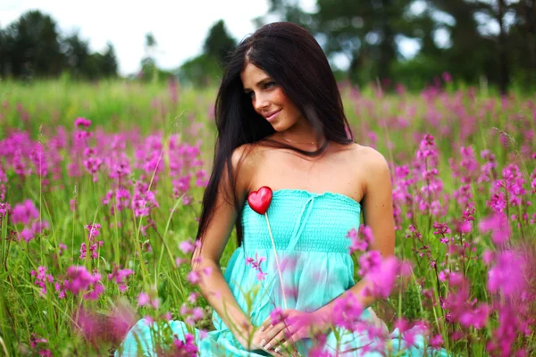 Mulher no campo de flores — Fotografia de Stock
