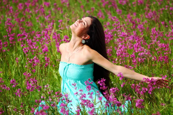 Vrouw op roze bloem veld — Stockfoto