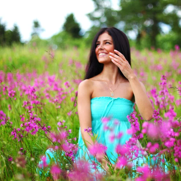 Mujer en el campo de flores rosa — Foto de Stock