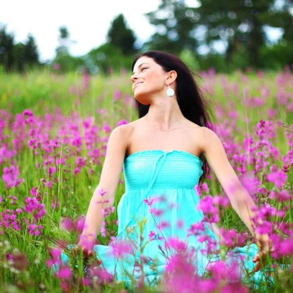 Woman on pink flower field — Stock Photo, Image