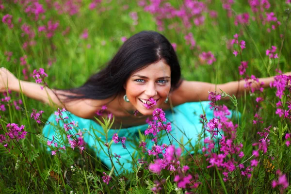 Kobieta na różowy kwiat pole — Zdjęcie stockowe