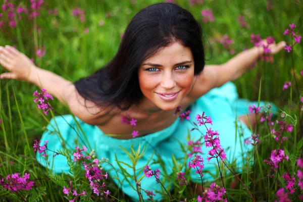 Donna sul campo di fiori rosa — Foto Stock