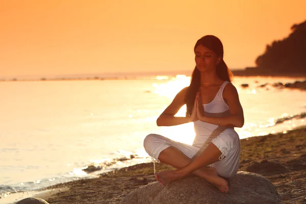 Ocean yoga sunrise — Stockfoto