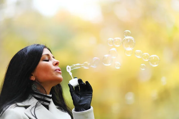 Mujer otoño soplar burbujas —  Fotos de Stock