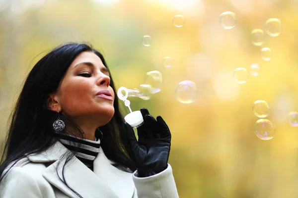 Herfst vrouw blazen bubbels — Stockfoto