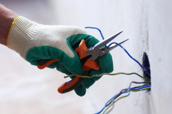 Worker puts the wires — Stock Photo, Image