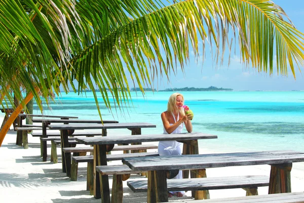 Kvinna i en tropisk café — Stockfoto