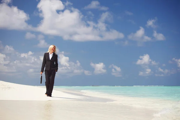 Mujer de negocios en la costa del océano — Foto de Stock