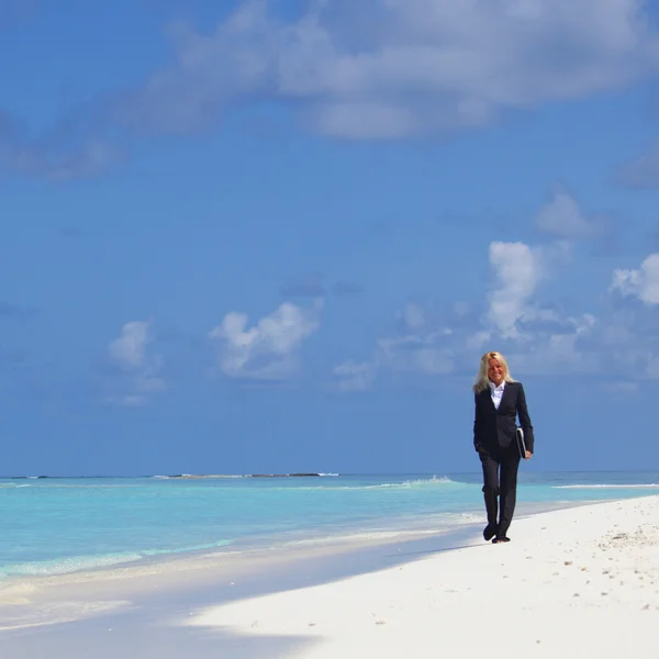 Mujer de negocios en la costa del océano —  Fotos de Stock