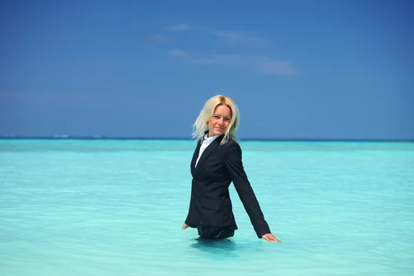 Femme d'affaires dans l'océan — Photo