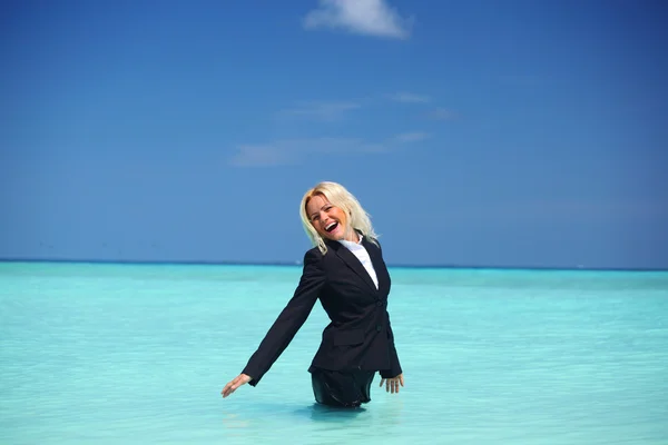 Mulher de negócios no oceano — Fotografia de Stock