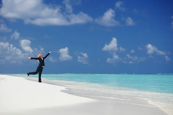 Щаслива бізнес-леді на узбережжі океану — стокове фото