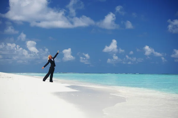 海の海岸に幸せなビジネスの女性 — ストック写真