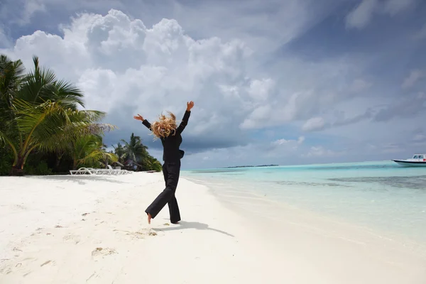 Mulher de negócios feliz na costa do oceano — Fotografia de Stock