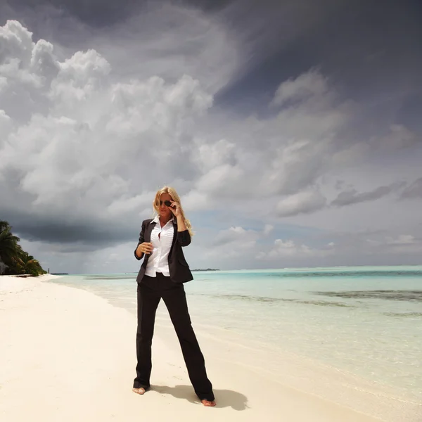 Heureuse femme d'affaires sur la côte de l'océan — Photo