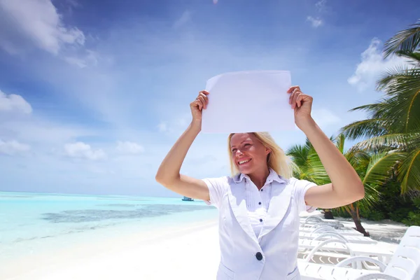 Affärskvinna med blankt papper på havet kusten — Stockfoto