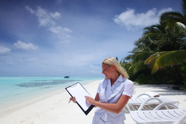 Wanita bisnis dengan kertas kosong di pantai laut — Stok Foto