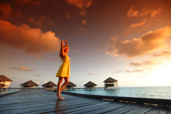 Γυναίκα σε ένα φόρεμα για Μαλδίβων ηλιοβασίλεμα — Φωτογραφία Αρχείου