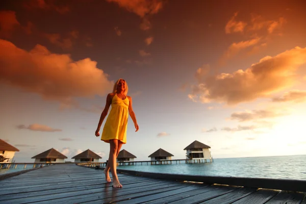 马尔代夫日落大道的一件衣服的女人 — 图库照片
