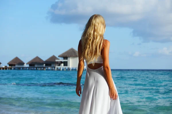 Žena na tropické pláži — Stock fotografie