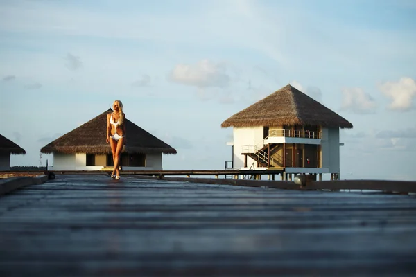 Maldivlere Sunset'teki içinde bir kadın — Stok fotoğraf