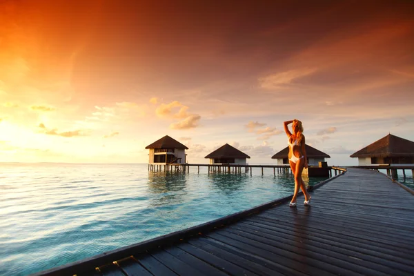Vrouw in een jurk op Maldivische zonsondergang — Stockfoto