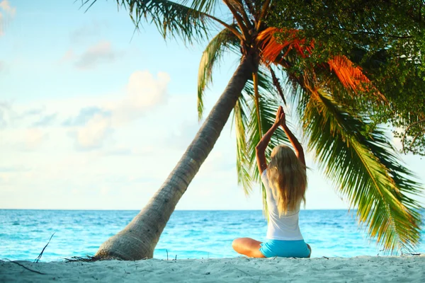 Yoga kvinnan under palm — Stockfoto