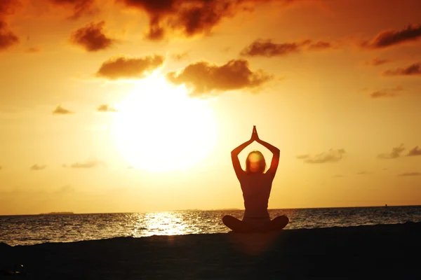 Mujer yoga puesta del sol —  Fotos de Stock