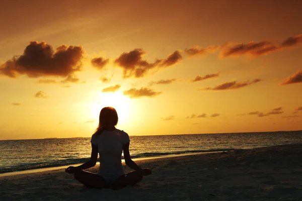 Solnedgång yoga kvinnan — Stockfoto