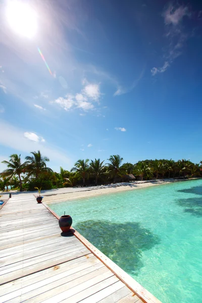 Resort case maldiviane in mare blu — Foto Stock