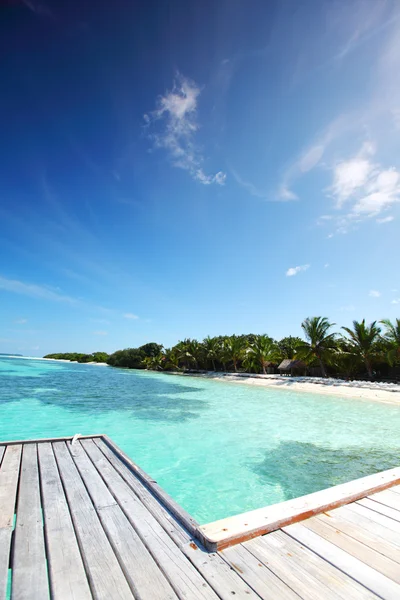 Resort Malediwy domy w błękitnym morzu — Zdjęcie stockowe