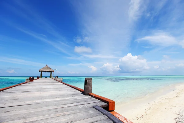 Resort Malediwy domy w błękitnym morzu — Zdjęcie stockowe