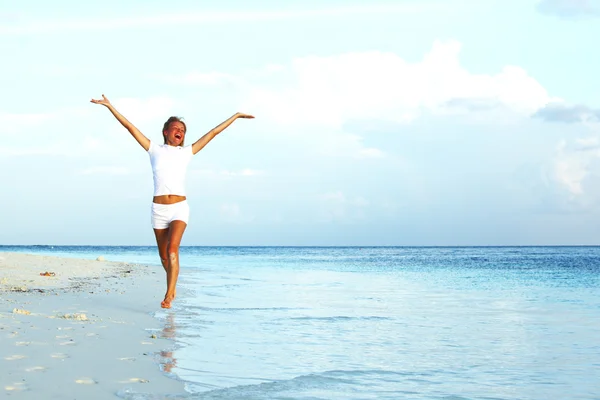 Glückliche tropische Mädchen laufen — Stockfoto