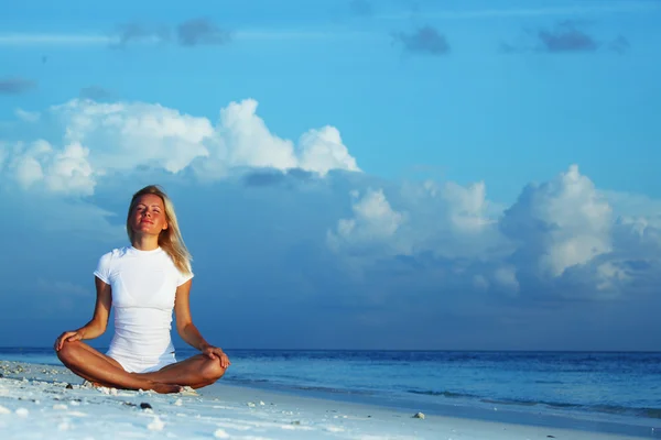 Deniz kıyısındaki yogacı kadın — Stok fotoğraf