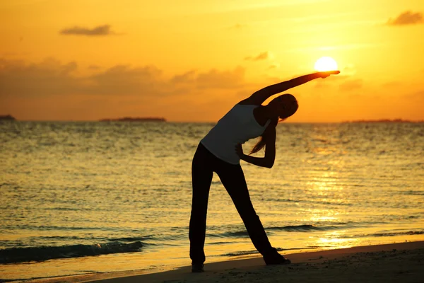 Gün batımı yoga kadın — Stok fotoğraf
