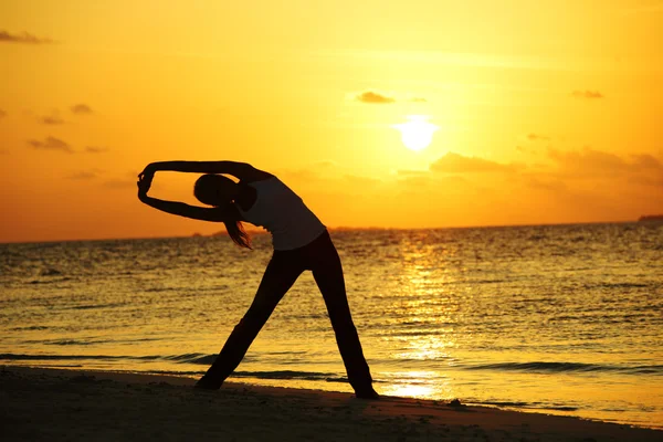 Gün batımı yoga kadın — Stok fotoğraf