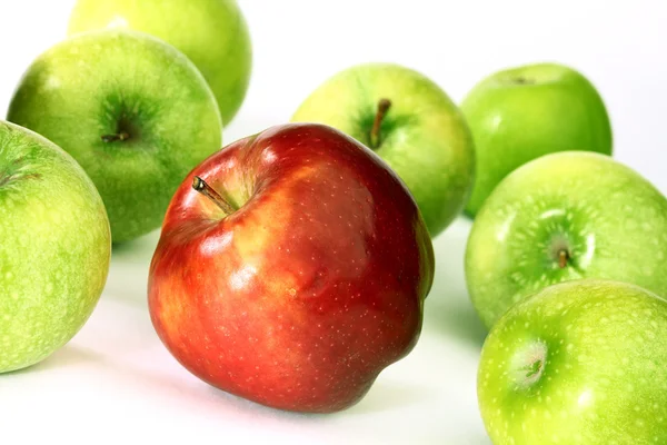 Röda och gröna äpplen — Stockfoto