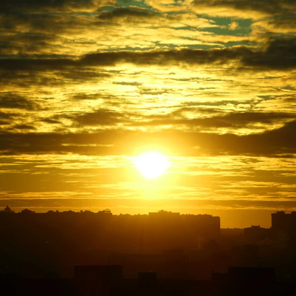 Cidade nascer do sol — Fotografia de Stock
