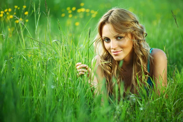 金发美女在草地上 — 图库照片