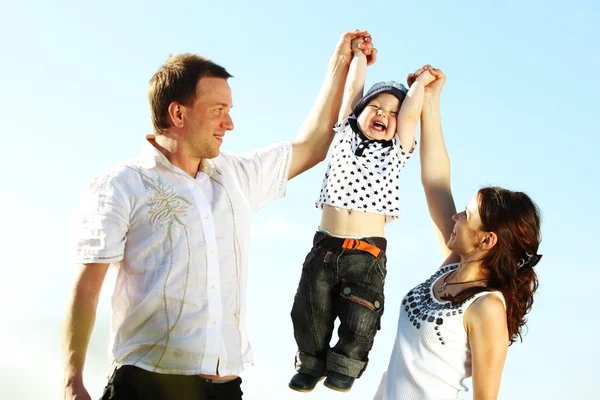 Família feliz no céu — Fotografia de Stock