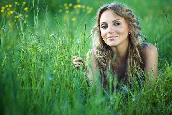 Женщина на траве — стоковое фото