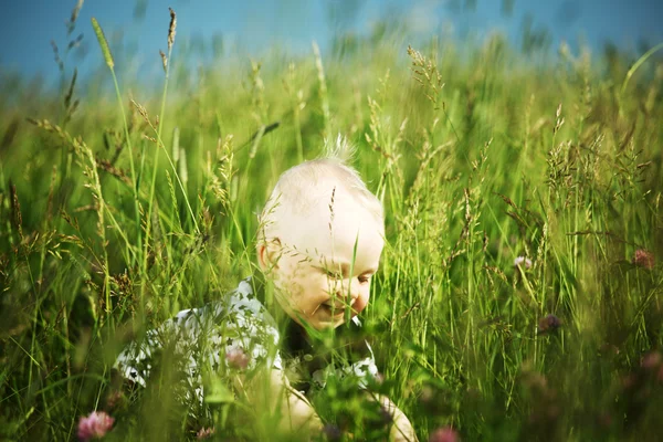 Jongen in gras — Stockfoto