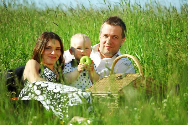 Familj picknick — Stockfoto