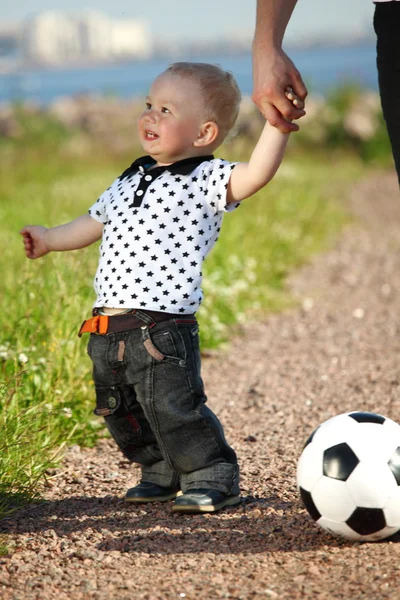 Junge spielen Fußball — Stockfoto