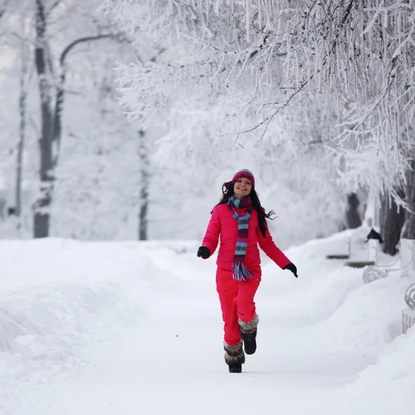 Γυναίκα στο χειμερινό πάρκο — Φωτογραφία Αρχείου