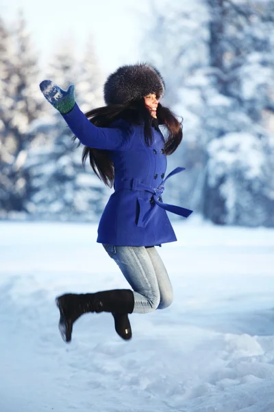 冬季妇女跳转 — 图库照片