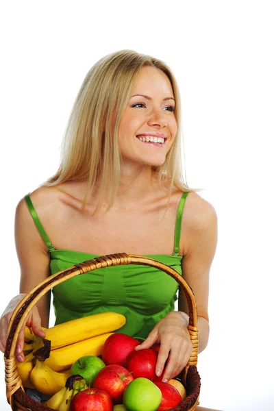 Kobieta trzyma kosz owoców — Zdjęcie stockowe
